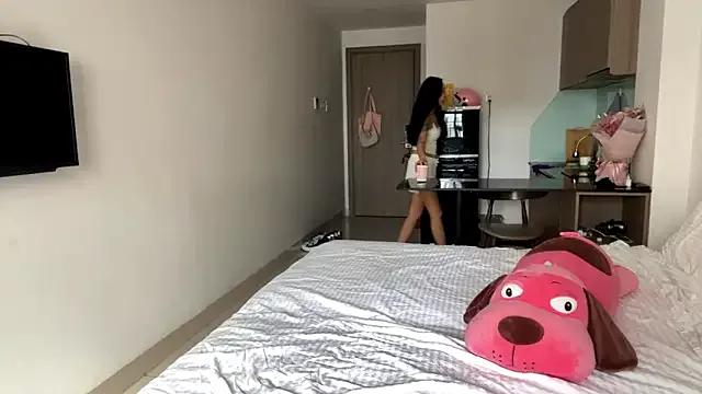 LizParadiz from StripChat is Freechat