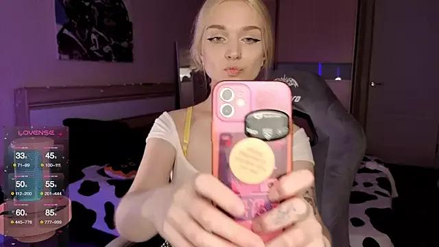 Lucyinthesheets from StripChat is Freechat
