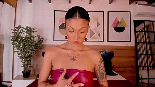 LunaRuso from StripChat is Freechat