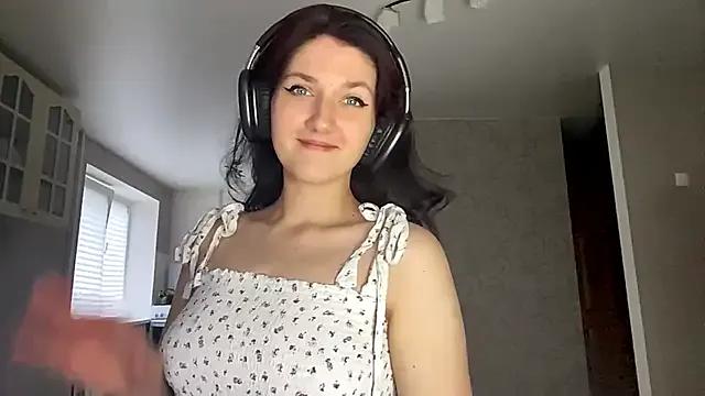 LyndaLewi from StripChat is Freechat