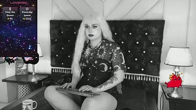 Madamexravenx from StripChat is Freechat