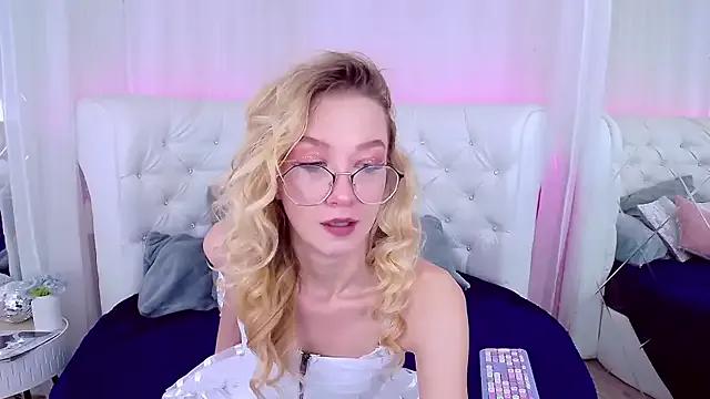 MaeLili from StripChat is Freechat