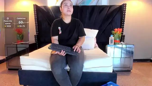 MAHIASMITH13 from StripChat is Freechat