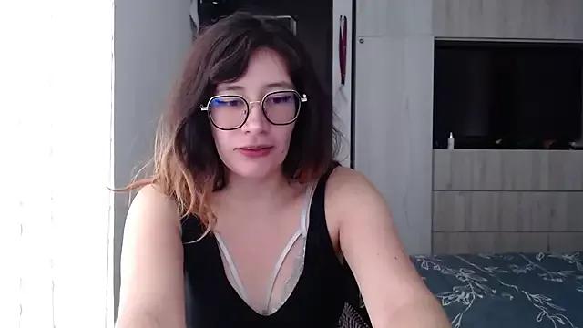 mariana124- from StripChat is Freechat