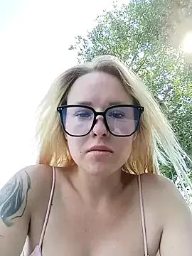 Mary_lil from StripChat is Freechat