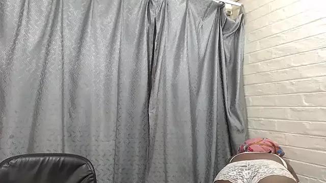 Maxxxine1997 from StripChat is Freechat