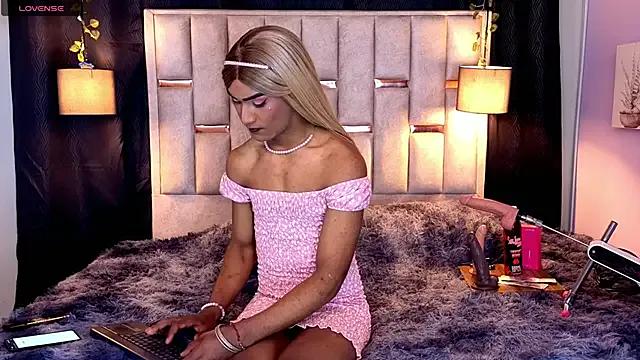 melody-rouss from StripChat is Freechat
