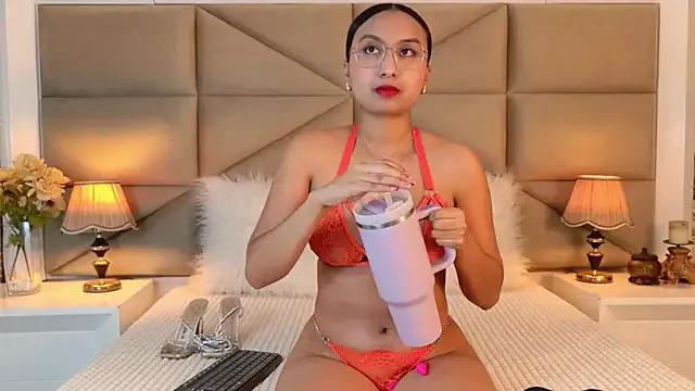 MiahDiRose from StripChat is Freechat