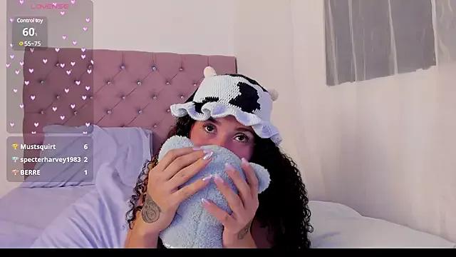 MiaMoroe from StripChat is Freechat