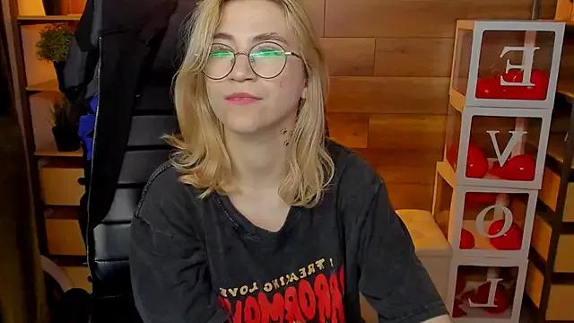 Moon13152 from StripChat is Freechat
