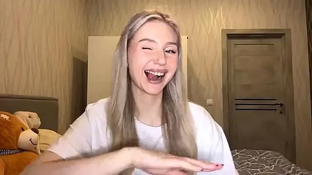 MoonlitCrystalia from StripChat is Freechat