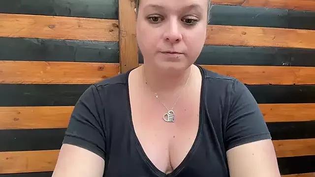 NaughtyWifeUK from StripChat is Freechat