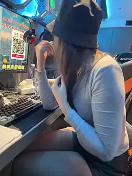 nideanbaby from StripChat is Freechat