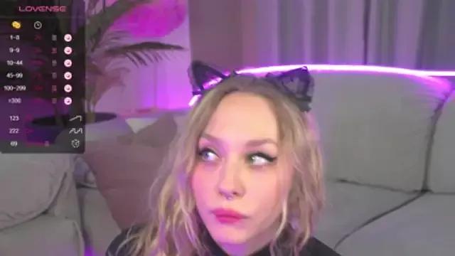 NikkiBlow from StripChat