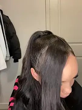 nikkiloveee on StripChat 