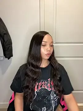 nikkiloveee on StripChat 