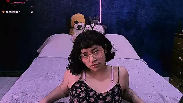 NinaYellow from StripChat