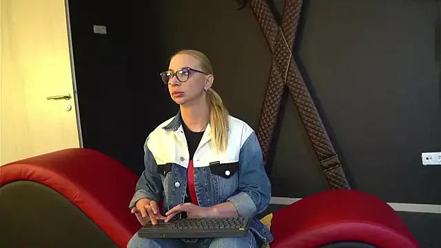 OliviaSmith from StripChat is Freechat