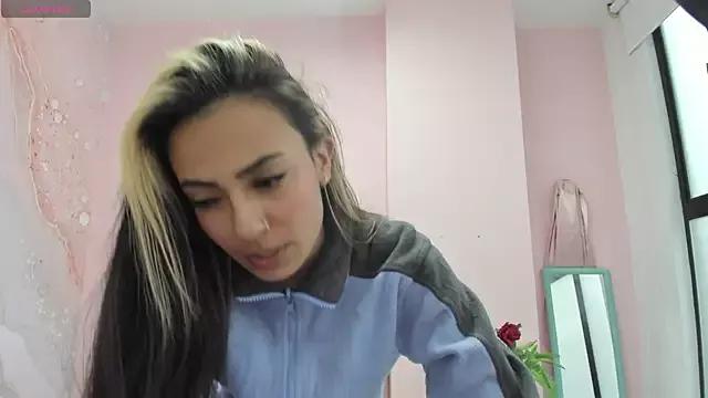 perlarizzo from StripChat is Freechat