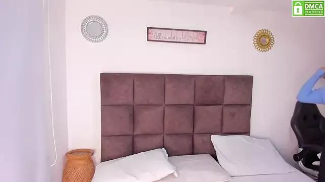 Queen_Violeet from StripChat is Freechat