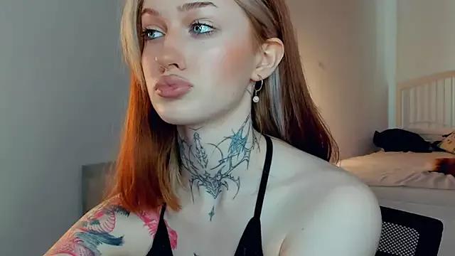 QueenieCarl from StripChat is Freechat