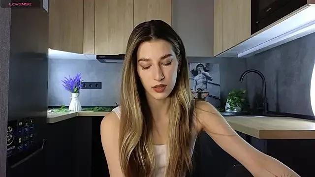Quinavelle from StripChat is Freechat