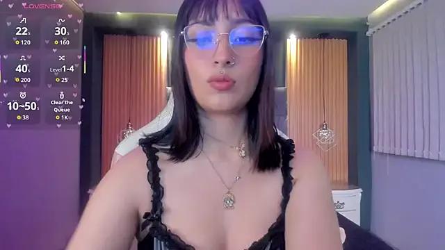 Raven_Hart from StripChat is Freechat