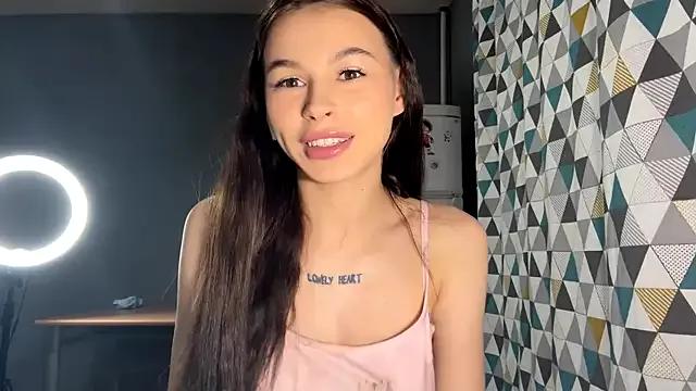 RemaBugbee from StripChat is Freechat