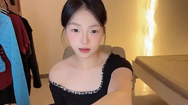 Robin-o3 from StripChat is Freechat