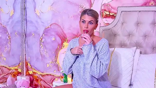 SalmaRroze from StripChat is Freechat