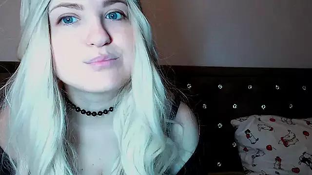 Sara4uu from StripChat is Freechat
