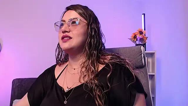 Saraa_carter from StripChat is Freechat