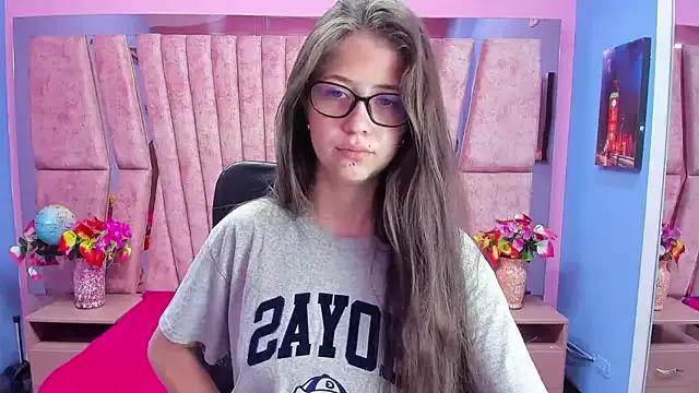 sarah_sweett_ from StripChat is Freechat