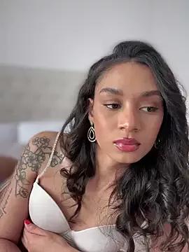 Sarakux from StripChat is Freechat