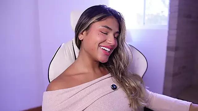 SaraParisi from StripChat is Freechat