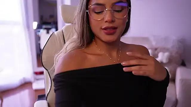 SaraParisi from StripChat