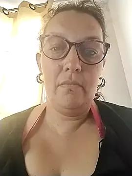 saraqueen-- from StripChat is Freechat