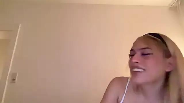 saray_doll from StripChat