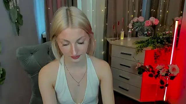 Sarrah_blush from StripChat is Freechat