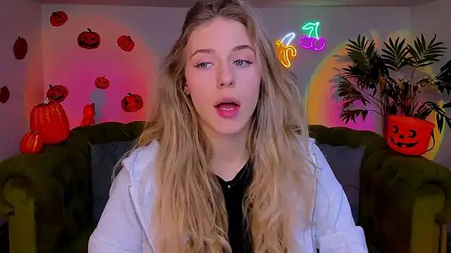 sassy_cutie from StripChat is Freechat