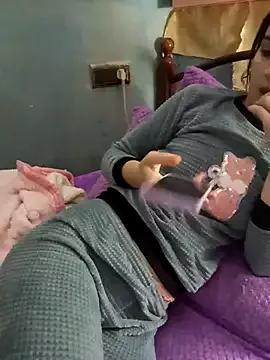 Sellena2 from StripChat