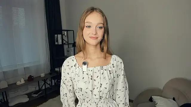 SerrenaAa from StripChat is Freechat