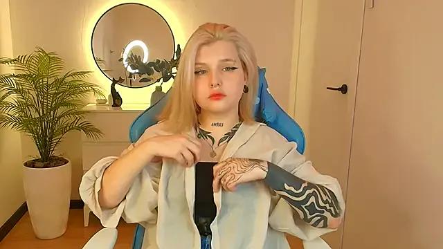 Shad0wPurr from StripChat is Freechat