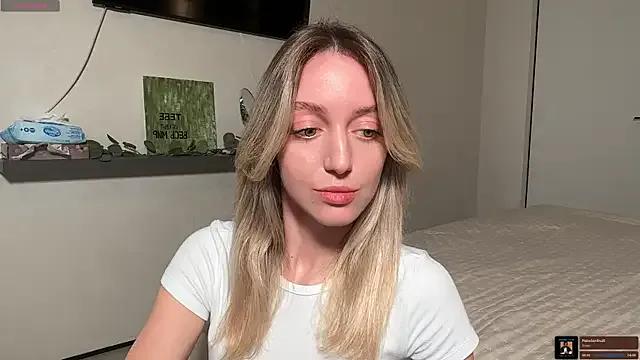 SophieBelll from StripChat is Freechat