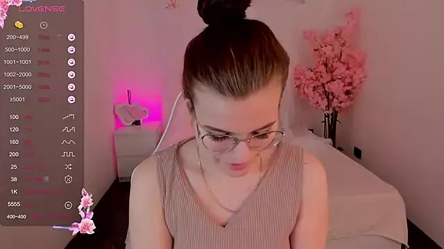 sweeet_july from StripChat