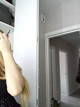Sweet-LipsPussy from StripChat