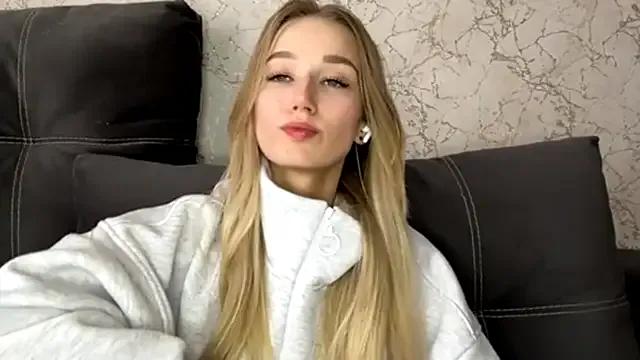 SweetCatherine from StripChat is Freechat