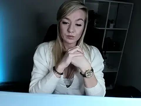 SweetLaura2 from StripChat is Freechat