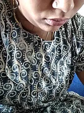 Sweetqueen143 from StripChat