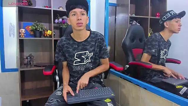 tomhoustonn from StripChat is Freechat
